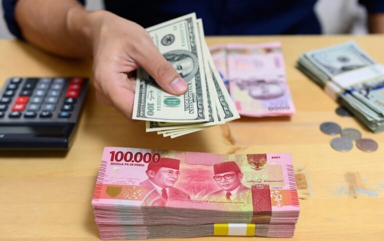 MATA UANG - Ilustrasi mata uang Rupiah dan Dolar AS.
