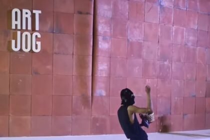 ARTJOG TANGKAP SENIMAN - Seniman ARTJOKES ditangkap oleh pihak keamanan ARTJOG 2026 saat melakukan performing art sebagai bentuk protes atas keterlibatan putra Presiden Prabowo, Didit, dalam penyelenggaraan ARTJOG 2026. (ist)