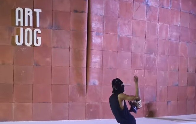 ARTJOG TANGKAP SENIMAN - Seniman ARTJOKES ditangkap oleh pihak keamanan ARTJOG 2026 saat melakukan performing art sebagai bentuk protes atas keterlibatan putra Presiden Prabowo, Didit, dalam penyelenggaraan ARTJOG 2026. (ist)