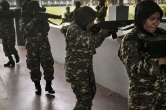 LATSARMIL - Calon manajer KDMP mengikuti latihan militer dasar.