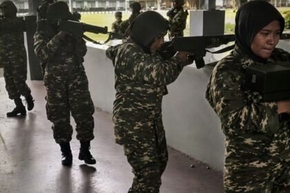 LATSARMIL - Calon manajer KDMP mengikuti latihan militer dasar.