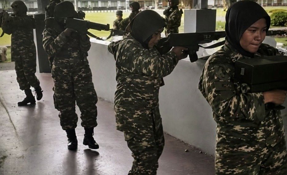 LATSARMIL - Calon manajer KDMP mengikuti latihan militer dasar.