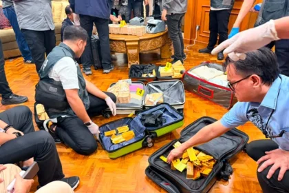BARANG BUKTI - Petugas kepolisian menunjukkan barang bukti emas batangan yang disita dari sebuah rumah mewah di Sentul, Bogor, Jawa Barat, Selasa (8/7/20206).