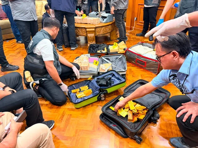 BARANG BUKTI - Petugas kepolisian menunjukkan barang bukti emas batangan yang disita dari sebuah rumah mewah di Sentul, Bogor, Jawa Barat, Selasa (8/7/20206).