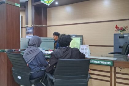 GUGAT PERUSAHAAN--Kuasa hukum 5 karyawan Suara Merdeka sedang mendaftarkan gugatan di pengadilan, Jumat (10/7/2026). (bae)