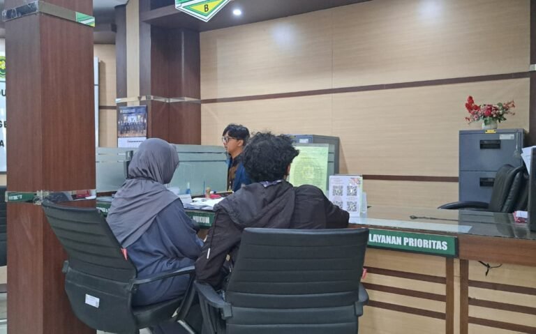 GUGAT PERUSAHAAN--Kuasa hukum 5 karyawan Suara Merdeka sedang mendaftarkan gugatan di pengadilan, Jumat (10/7/2026). (bae)