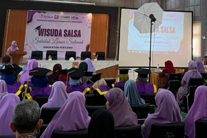 LANSIA WISUDA--Peserta Sekolah Lansia Salimah (Salsa) angkatan pertama mengikuti wisuda di Semarang, Minggu (19/7/2026). (ist)