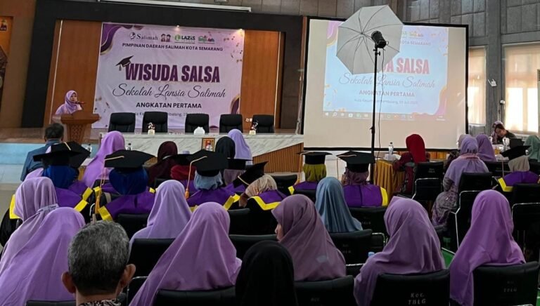 LANSIA WISUDA--Peserta Sekolah Lansia Salimah (Salsa) angkatan pertama mengikuti wisuda di Semarang, Minggu (19/7/2026). (ist)