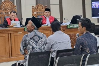 KEMBALIKAN MAHAR--Kades Kayen, Agus Riyanto (baju batik dan berpeci) menjelaskan pengembalian mahar seleksi perangkat desa, saat bersaksi dalam sidang dugaan korupsi Bupati Pati nonaktif Sudewo di Pengadilan Tipikor Semarang, Rabu (22/7/2026). (bae)