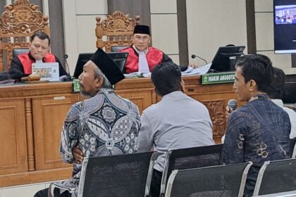 KEMBALIKAN MAHAR--Kades Kayen, Agus Riyanto (baju batik dan berpeci) menjelaskan pengembalian mahar seleksi perangkat desa, saat bersaksi dalam sidang dugaan korupsi Bupati Pati nonaktif Sudewo di Pengadilan Tipikor Semarang, Rabu (22/7/2026). (bae)