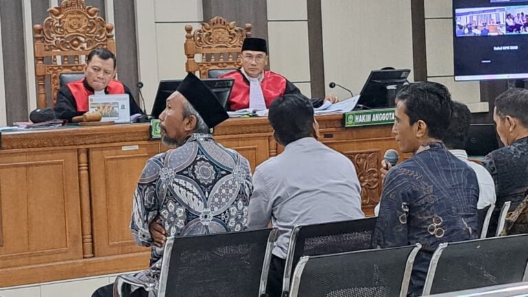 KEMBALIKAN MAHAR--Kades Kayen, Agus Riyanto (baju batik dan berpeci) menjelaskan pengembalian mahar seleksi perangkat desa, saat bersaksi dalam sidang dugaan korupsi Bupati Pati nonaktif Sudewo di Pengadilan Tipikor Semarang, Rabu (22/7/2026). (bae)