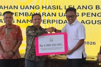 SERAHKAN UANG--Kepala Kejari Kota Semarang, Andhie Fajar Arianto (kemeja putih) menyerahkan secara simbolis uang hasil penjualan aset rampasan kasus korupsi Agus Hartono, Kamis (23/7/2026). (bae)