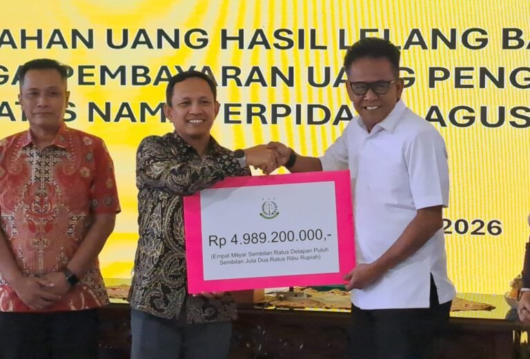 SERAHKAN UANG--Kepala Kejari Kota Semarang, Andhie Fajar Arianto (kemeja putih) menyerahkan secara simbolis uang hasil penjualan aset rampasan kasus korupsi Agus Hartono, Kamis (23/7/2026). (bae)