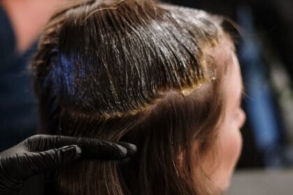 Ilustrasi mengecat atau mewarnai rambut.