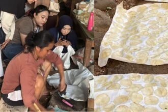 EMPING MELINJO - Mahasiswa melihat proses pembuatan emping melinjo di dapur sederhana milik warga Mojoagung, Kendal.