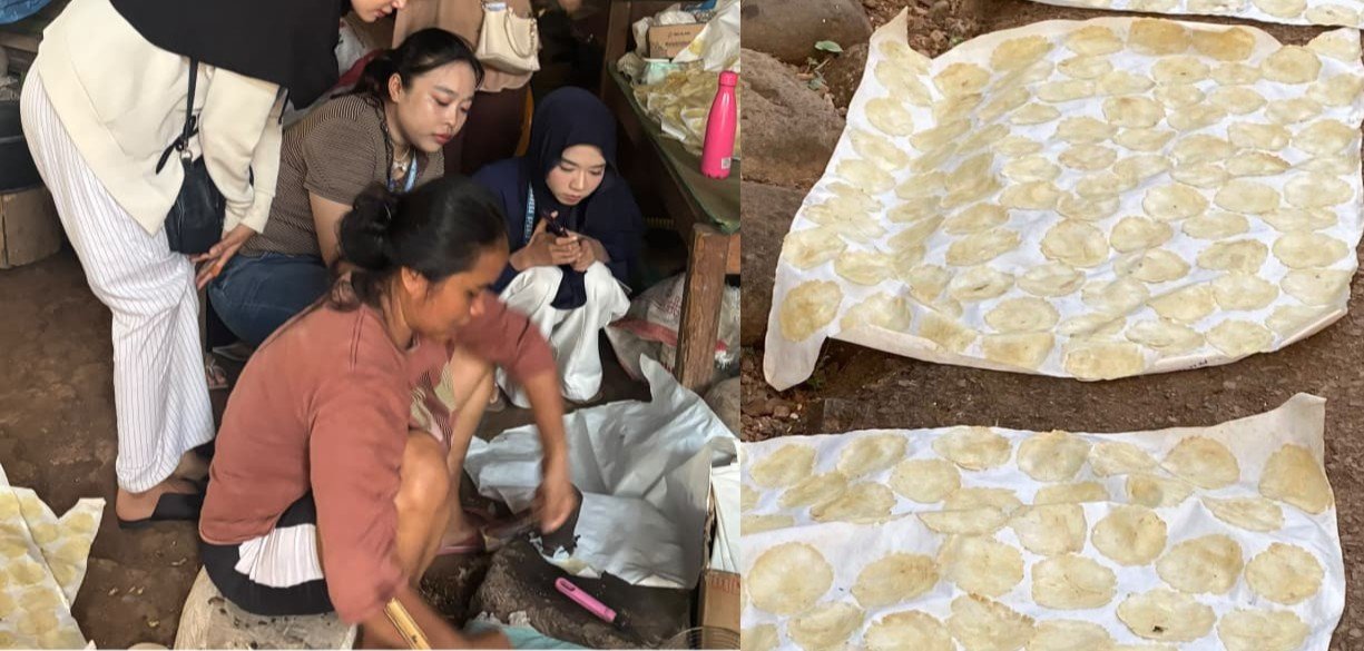 EMPING MELINJO - Mahasiswa melihat proses pembuatan emping melinjo di dapur sederhana milik warga Mojoagung, Kendal.