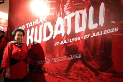 BUKA PAMERAN - Presiden ke-5 RI sekaligus Ketua Umum PDIP, Megawati Soekarnoputri membuka pameran sejarah dan arsip foto ‘Meretas Jalan Demokrasi’ dalam memperingati 30 tahun peristiwa 27 Juli 1996 atau Kudatuli (Kerusuhan Dua Puluh Tujuh Juli), di Taman Ismail Marzuki (TIM), Cikini, Jakarta Pusat, Selasa (21/7/2026). Megawati merasa TIM sekarang terasa borjuis. Ia meminta Pramono mengembalikan TIM sebagai rumah seniman. (Dok PDIP)