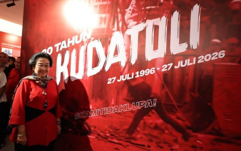 BUKA PAMERAN - Presiden ke-5 RI sekaligus Ketua Umum PDIP, Megawati Soekarnoputri membuka pameran sejarah dan arsip foto ‘Meretas Jalan Demokrasi’ dalam memperingati 30 tahun peristiwa 27 Juli 1996 atau Kudatuli (Kerusuhan Dua Puluh Tujuh Juli), di Taman Ismail Marzuki (TIM), Cikini, Jakarta Pusat, Selasa (21/7/2026). Megawati merasa TIM sekarang terasa borjuis. Ia meminta Pramono mengembalikan TIM sebagai rumah seniman. (Dok PDIP)