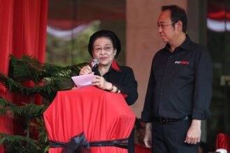 PERESMIAN MONUMEN KUDATULI - Ketua Umum PDIP Megawati Soekarnoputri bersama putra sulungnya Muhammad Prananda Prabowo, saat meresmikan monumen Kudatuli, Senin (27/7/2026).