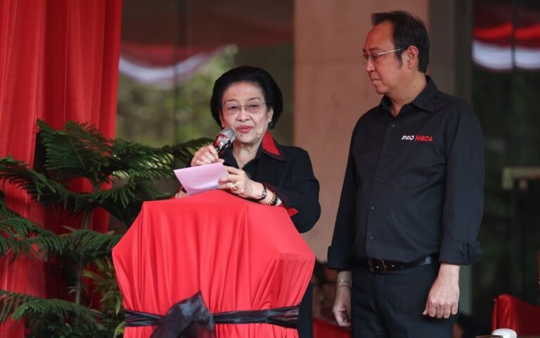PERESMIAN MONUMEN KUDATULI - Ketua Umum PDIP Megawati Soekarnoputri bersama putra sulungnya Muhammad Prananda Prabowo, saat meresmikan monumen Kudatuli, Senin (27/7/2026).