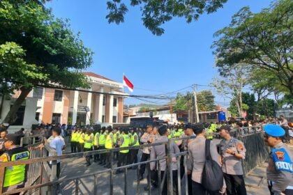 JAGA SIDANG--Polisi menjaga pengadilan tempat berlangsungnya sidang perkara korupsi Bupati Sudewo, Senin (6/7/2026). (bae)