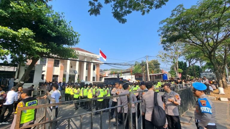 JAGA SIDANG--Polisi menjaga pengadilan tempat berlangsungnya sidang perkara korupsi Bupati Sudewo, Senin (6/7/2026). (bae)