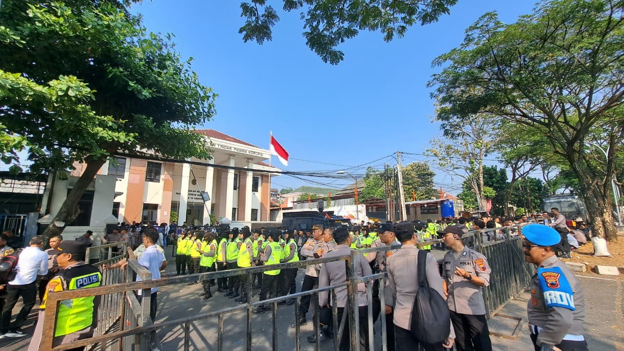 JAGA SIDANG--Polisi menjaga pengadilan tempat berlangsungnya sidang perkara korupsi Bupati Sudewo, Senin (6/7/2026). (bae)