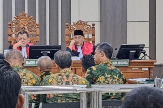 SAKSI SIDANG--Camat Margorejo, Kabupaten Pati, Priyono Arief Fandillah (batik hijau pojok kanan) bersaksi di sidang korupsi terdakwa Sudewo, Rabu (15/7/2026). (bae)