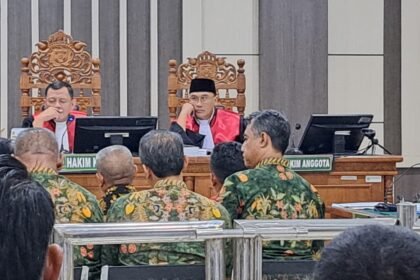 SAKSI SIDANG--Camat Margorejo, Kabupaten Pati, Priyono Arief Fandillah (batik hijau pojok kanan) bersaksi di sidang korupsi terdakwa Sudewo, Rabu (15/7/2026). (bae)