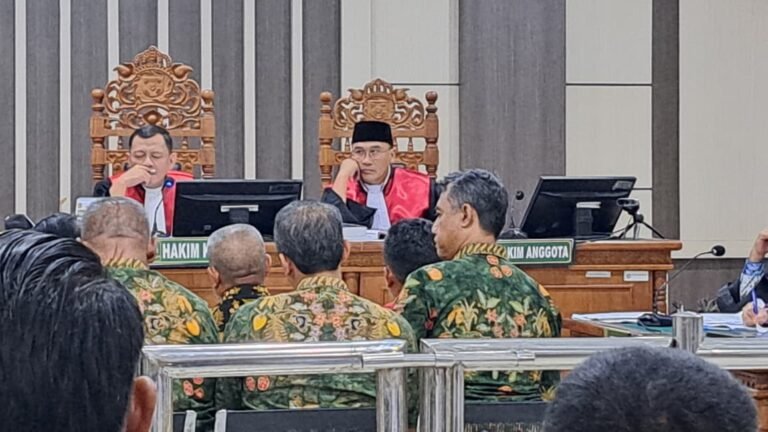 SAKSI SIDANG--Camat Margorejo, Kabupaten Pati, Priyono Arief Fandillah (batik hijau pojok kanan) bersaksi di sidang korupsi terdakwa Sudewo, Rabu (15/7/2026). (bae)