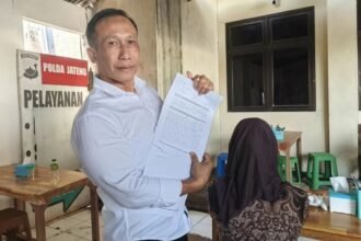 DAMPINGI KORBAN--Zainal Petir (kemeja putih) mendampingi kliennya (duduk) yang menjadi korban kasus deepfake AI. (ist)