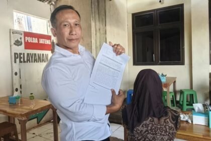 DAMPINGI KORBAN--Zainal Petir (kemeja putih) mendampingi kliennya (duduk) yang menjadi korban kasus deepfake AI. (ist)