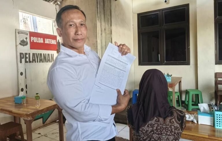 DAMPINGI KORBAN--Zainal Petir (kemeja putih) mendampingi kliennya (duduk) yang menjadi korban kasus deepfake AI. (ist)