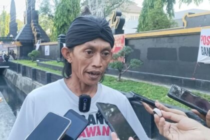 DEADLINE SATU BULAN - Koordinator Jateng Guyub, Joko Priyanto, saat menyampaikan keterangan kepada awak media di depan Gubernuran, Jum'at (24/7/2026). (dul)