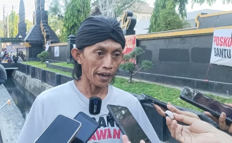 DEADLINE SATU BULAN - Koordinator Jateng Guyub, Joko Priyanto, saat menyampaikan keterangan kepada awak media di depan Gubernuran, Jum'at (24/7/2026). (dul)
