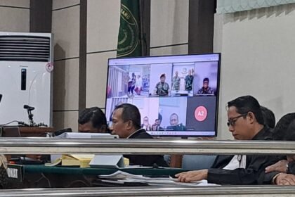 SAKSI SIDANG--Mantan Pangdam IV/Diponegoro, Letjen TNI Widi Prasetijono (layar monitor, tengah) jadi saksi sidang kasus pencucian uang hasil korupsi lahan BUMD Cilacap, Senin (6/7/2026). (bae)