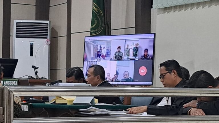SAKSI SIDANG--Mantan Pangdam IV/Diponegoro, Letjen TNI Widi Prasetijono (layar monitor, tengah) jadi saksi sidang kasus pencucian uang hasil korupsi lahan BUMD Cilacap, Senin (6/7/2026). (bae)