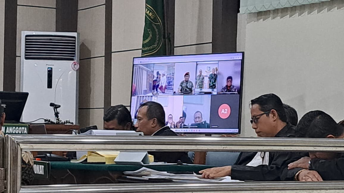 SAKSI SIDANG--Mantan Pangdam IV/Diponegoro, Letjen TNI Widi Prasetijono (layar monitor, tengah) jadi saksi sidang kasus pencucian uang hasil korupsi lahan BUMD Cilacap, Senin (6/7/2026). (bae)