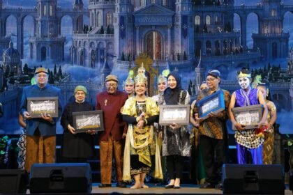WAYANG ORANG--Wali Kota Semarang Agustina Wilujeng Pramestuti (tengah) menghadiri peringatan HUT ke-89 Wayang Orang Ngesti Pandowo di TBRS, Sabtu (18/7/2026) malam. (ist)
