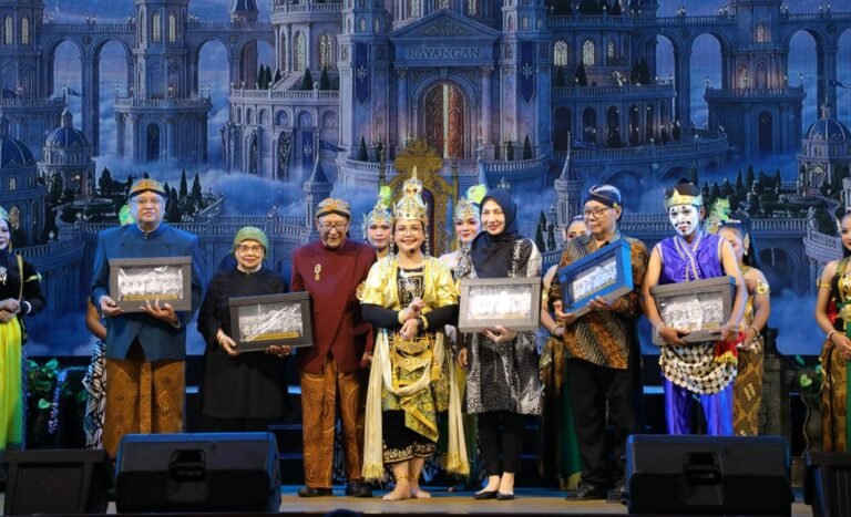 WAYANG ORANG--Wali Kota Semarang Agustina Wilujeng Pramestuti (tengah) menghadiri peringatan HUT ke-89 Wayang Orang Ngesti Pandowo di TBRS, Sabtu (18/7/2026) malam. (ist)