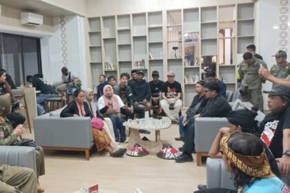AUDIENSI - Perwakilan massa aksi Jateng Guyub mengikuti audiensi dengan Pemprov Jateng, di sela-aksi aksi hari ketiga di Gubernuran, Jumat (24/7/2026). (dul)