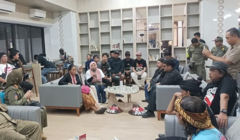 AUDIENSI - Perwakilan massa aksi Jateng Guyub mengikuti audiensi dengan Pemprov Jateng, di sela-aksi aksi hari ketiga di Gubernuran, Jumat (24/7/2026). (dul)