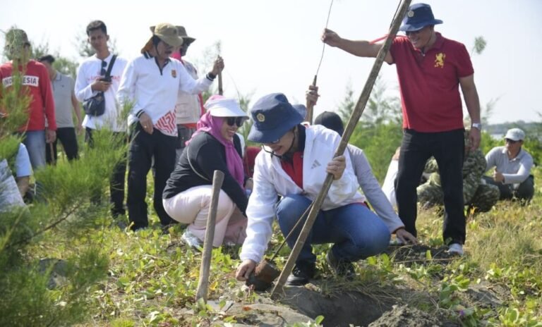 TANAM CEMARA--Wali Kota Semarang Agustina Wilujeng (depan) bersama Karang Taruna Kecamatan Tugu, menanam cemara laut di Pulau Tirang, Minggu (12/7/2026). (ist)