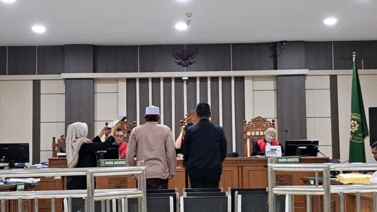 SIDANG TPPU--Dua terdakwa TPPU BUMD Cilacap diambil sumpah saat diperiksa di Pengadilan Tipikor Semarang, Rabu (1/6/2026). (ist)