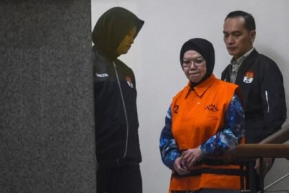 JALANI PEMRIKSAAN: Bupati Sukoharjo, Etik Suryani didampingi petugas bersiap menjalani pemeriksaan di Gedung Merah Putih, Jakarta, Sabtu, (12/7/2026). (Foto: Ist)