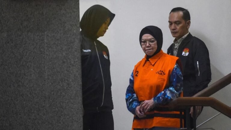 JALANI PEMRIKSAAN: Bupati Sukoharjo, Etik Suryani didampingi petugas bersiap menjalani pemeriksaan di Gedung Merah Putih, Jakarta, Sabtu, (12/7/2026). (Foto: Ist)