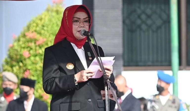 Bupati Sukoharjo Etik Suryani.