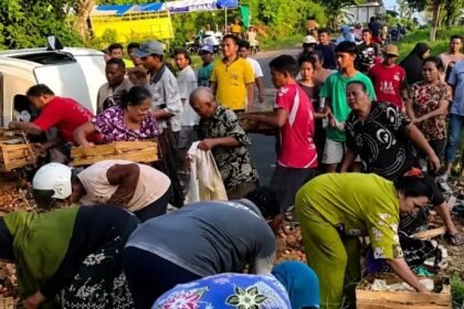 MENJARAH - Ilustrasi warga menjarah telur yang berserakan di jalan setelah armada pengangkut mengalami kecelakaan.
