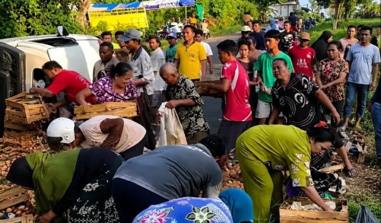 MENJARAH - Ilustrasi warga menjarah telur yang berserakan di jalan setelah armada pengangkut mengalami kecelakaan.