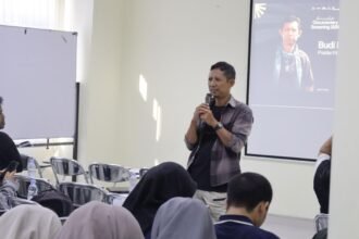 BEDAH KARYA - Budi Purwanto, jurnalis senior Tempo Semarang yang kini berkarier sebagai Video Journalist Reuters, sekaligus Director Paper Sinema, membedah film dokumenter karya mahasiswa USM.